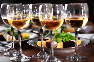 Salata ve şarap, closeup ile öğle yemeği.