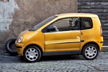 Roma 'daki küçük sarı araba