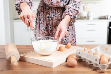 Genç kadın mutfak hamur yapma