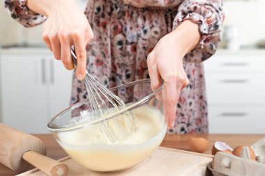 Genç kadın mutfak hamur yapma