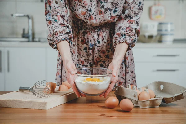 Jeune Femme Faisant Pâte Sur Cuisine — Photo