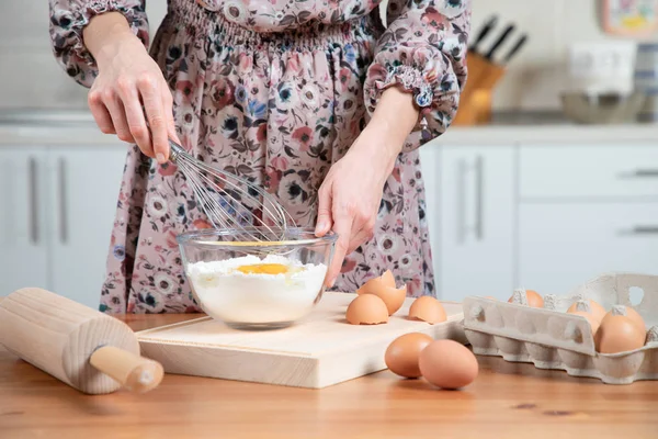 Jeune Femme Faisant Pâte Sur Cuisine — Photo