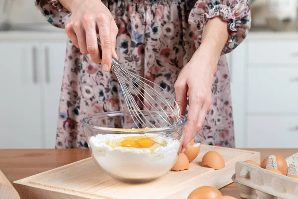 Jeune Femme Faisant Pâte Sur Cuisine — Photo