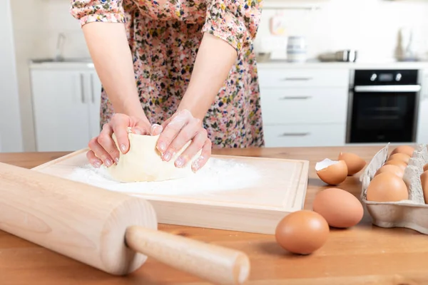 Jeune Femme Faisant Pâte Sur Cuisine — Photo