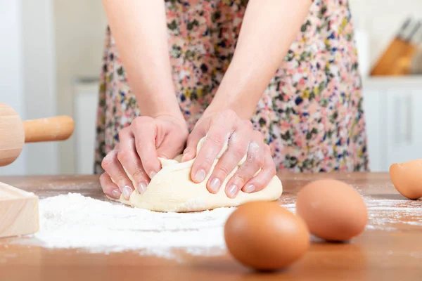 Jeune Femme Faisant Pâte Sur Cuisine — Photo