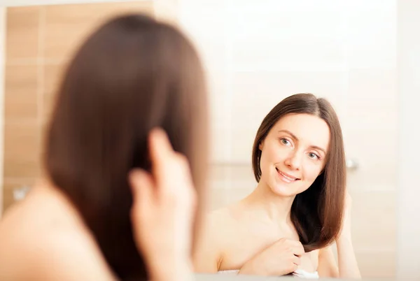 Retrato Mujer Joven Mirando Espejo — Foto de Stock