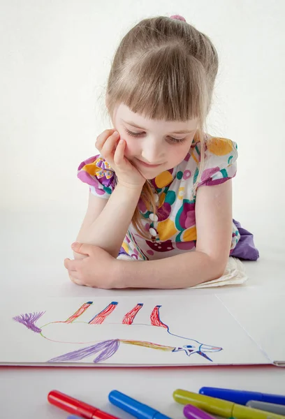 Χαμογελαστός Κοριτσάκι Που Σκέφτεται Ζωγραφίζει — Φωτογραφία Αρχείου