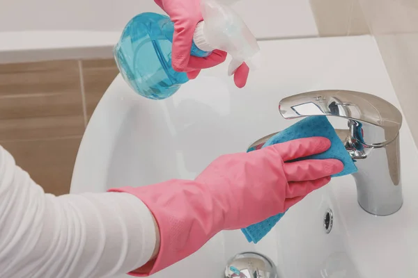 Housemaid Cleaning Bathroom Closeup Shot — Stock Photo, Image