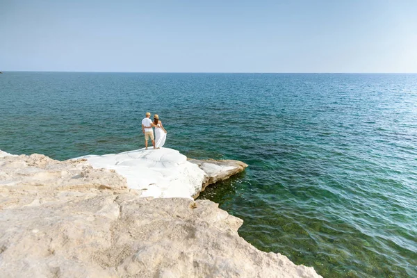 Beyaz Taşlı Sahilden Deniz Izlerken Romantik Genç Çift Kıbrıs — Stok fotoğraf