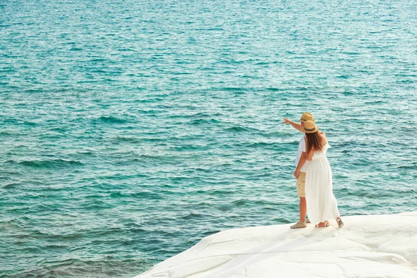 Romantisches Junges Paar Beobachtet Das Meer Von Der Weißen Steinigen — Stockfoto