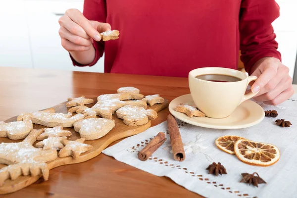 Femme Méconnaissable Ayant Chocolat Chaud Avec Biscuits Gingembre Pour Dessert — Photo