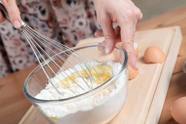 Jeune Femme Faisant Pâte Sur Cuisine — Photo