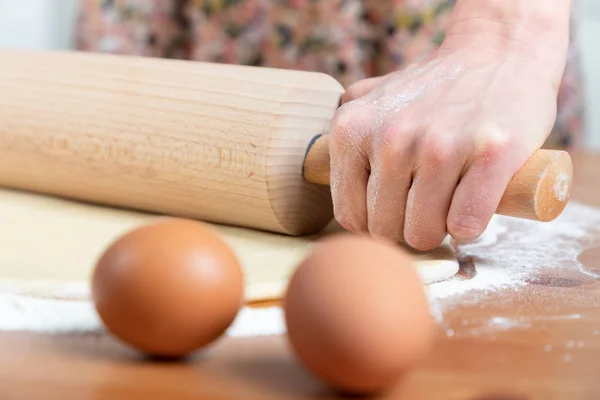 Jeune Femme Faisant Pâte Sur Cuisine — Photo