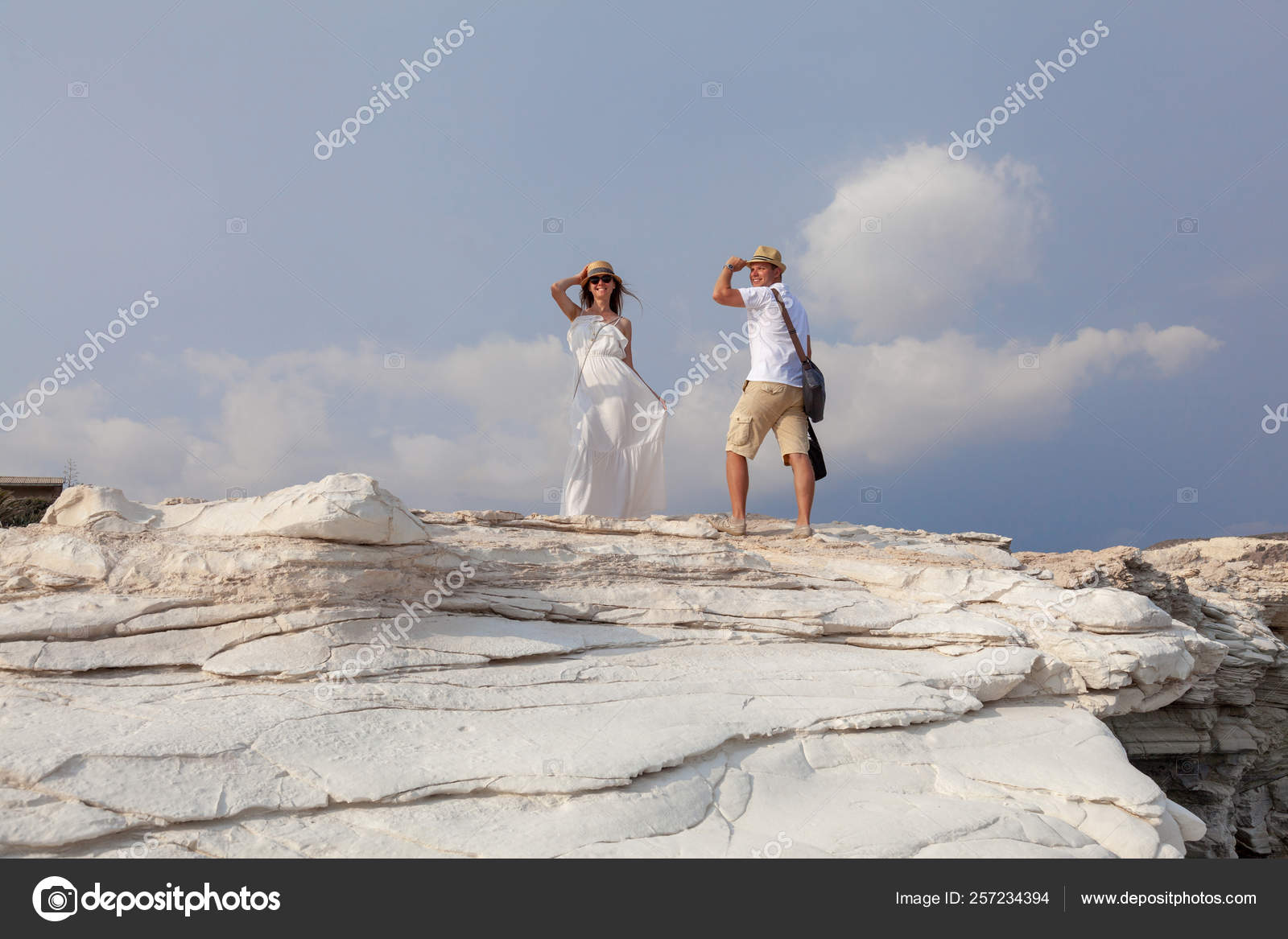 Happy Young Couple Posing White Cliff Sea Cyprus — Stock Photo