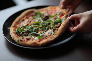 Kafede masada koyu plaka lezzetli pizza