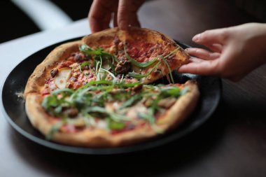 Kafede masada koyu plaka lezzetli pizza