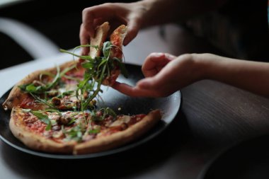 Kafede masada koyu plaka lezzetli pizza