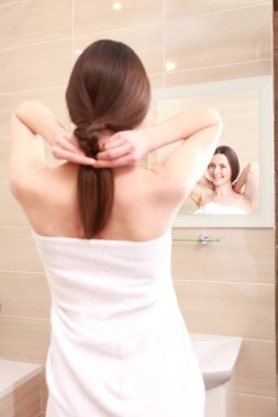 Banyo Genç esmer kadın örgü saç