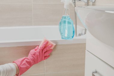 Hizmetçi temizlik banyo, çekim çekim
