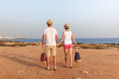 Sabahları sahilde yürüyüş sportif genç çift