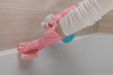 Hizmetçi temizlik banyo, çekim çekim