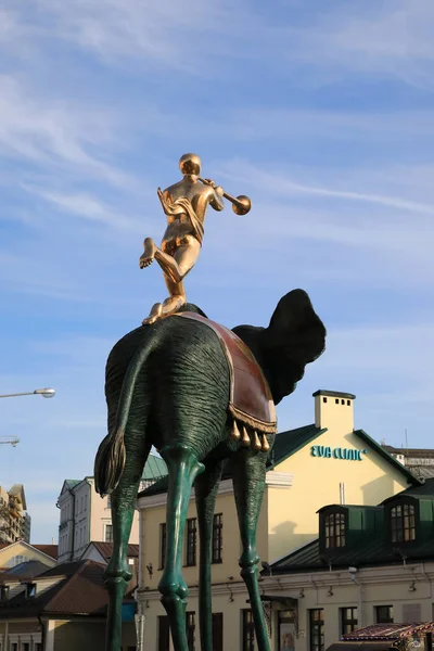 Minsk Bielorrusia Marzo 2019 Estatua Arte Favor Salvador Dalí Centro —  Fotos de Stock