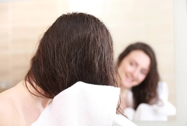 Счастливая Улыбающаяся Молодая Женщина Вытирает Волосы Полотенцем После Душа — стоковое фото