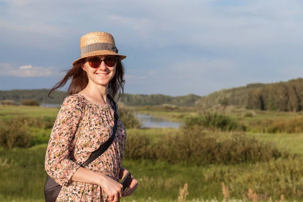 Jonge Vrouw Hoed Poseren Buitenshuis — Stockfoto