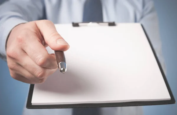 Ręka Biznesmen Dając Długopis Podpisać Kontrakt — Zdjęcie stockowe