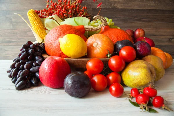 Composição Legumes Frescos Multicoloridos Frutas Mesa Madeira — Fotografia de Stock