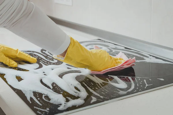 Housewife Cleaning Induction Plate Closeup Shot — Stock Photo, Image