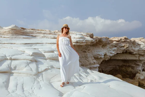 キプロスの近くの白い崖の上にサンドレスポーズを身に着けている魅力的な若い女性 — ストック写真