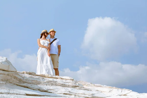 Happy Young Couple Posing White Cliff Sea Cyprus — Stock Photo, Image