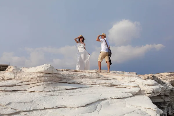 Feliz Joven Pareja Posando Acantilado Blanco Cerca Del Mar Chipre —  Fotos de Stock