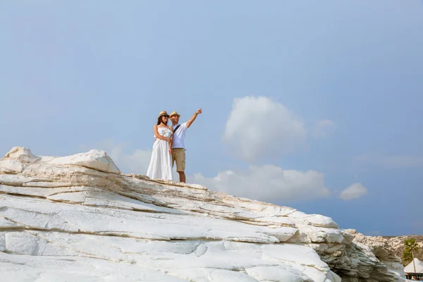 Feliz Joven Pareja Posando Acantilado Blanco Cerca Del Mar Chipre — Foto de Stock