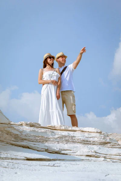 Feliz Joven Pareja Posando Acantilado Blanco Cerca Del Mar Chipre —  Fotos de Stock