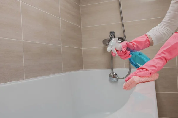 Housemaid Cleaning Bathroom Closeup Shot — Stock Photo, Image