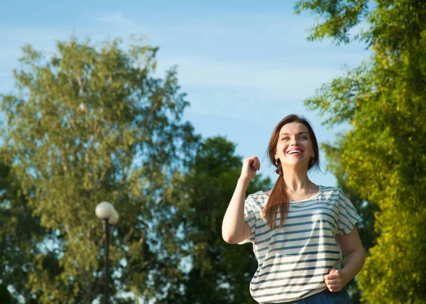 健康的なライフスタイル 夏の公園で若い女性ジョギング — ストック写真