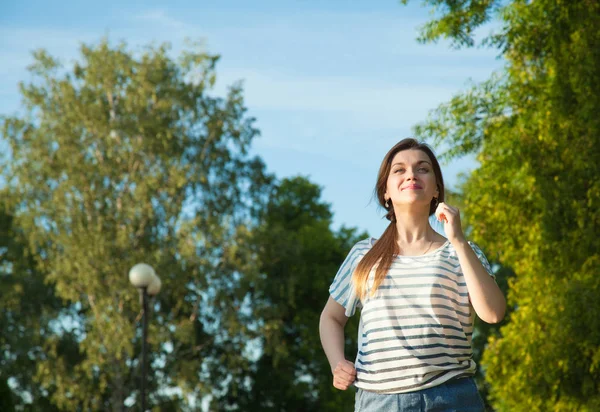 Hälsosam Livsstil Ung Kvinna Som Joggade Sommar Parken — Stockfoto
