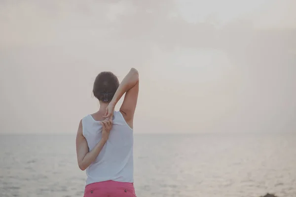 Junge Frau Macht Morgens Übungen Der Nähe Des Meeres — Stockfoto
