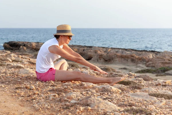 Morning exercises near the sea — Stock Photo, Image