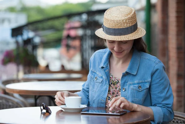 Femeie Tânără Atractivă Care Bea Cafea Utilizează Tabletă Cafeneaua Stradă — Fotografie, imagine de stoc