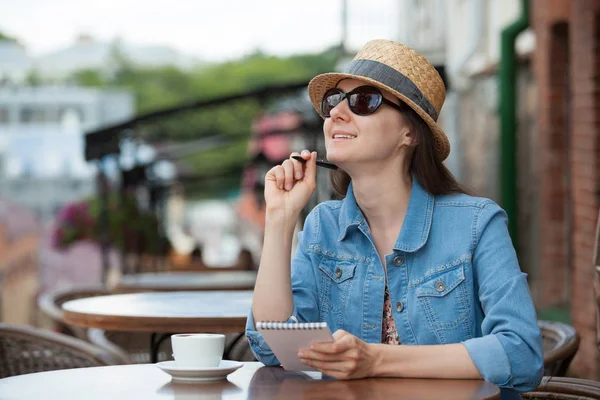 Mujer Joven Sentada Cafetería Verano Con Una Taza Café Tomando — Foto de Stock