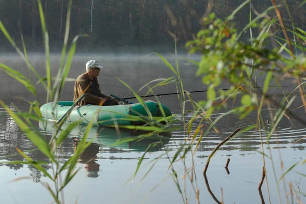 Pescador Barco Lago Floresta — Fotografia de Stock