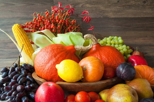 Ahşap arka planda bol meyve ve sebze