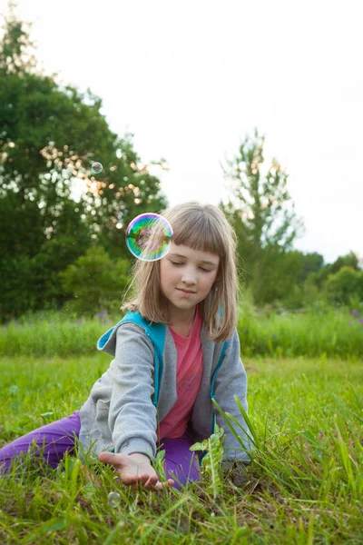 Linda Niña Preescolar Jugando Con Burbujas Jabón Sentado Parque Verano — Foto de Stock