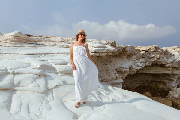 Jovem Encantadora Vestindo Vestido Verão Posando Penhasco Branco Perto Mar — Fotografia de Stock