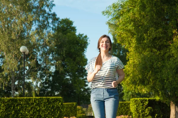 Hälsosam Livsstil Ung Kvinna Som Joggade Sommar Parken — Stockfoto