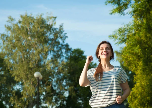 Gezonde Levensstijl Jonge Vrouw Joggen Zomer Park — Stockfoto