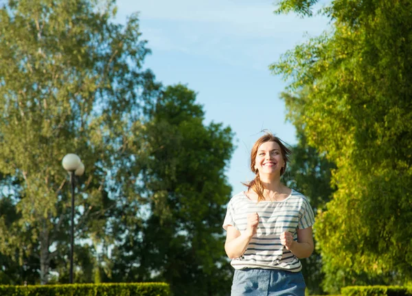 Gezonde Levensstijl Jonge Vrouw Joggen Zomer Park — Stockfoto